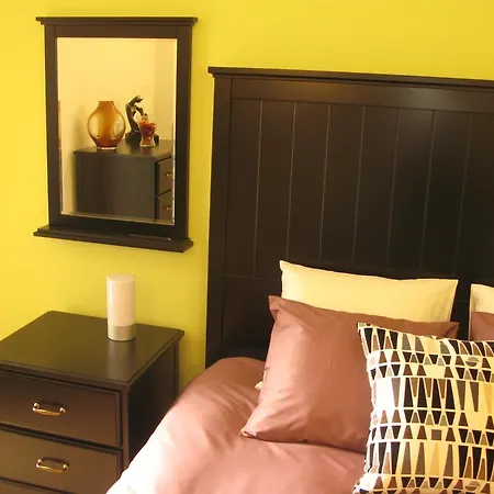 Airport Apartment *