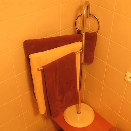 Airport Apartment *