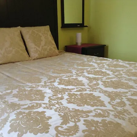 Airport Apartment *